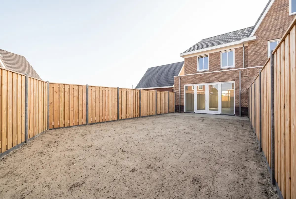 Een lege tuin zonder meubels, klaar om opnieuw in te richten